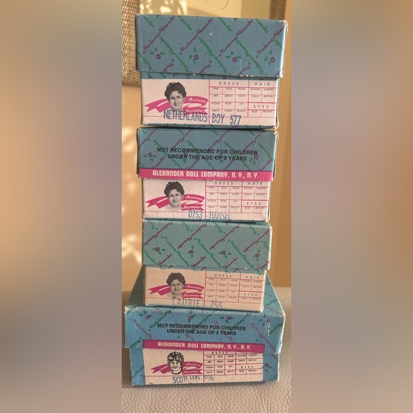 Madame Alexander set of 19 dolls 
Vintage collectibles - Picture 5 of 6